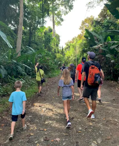 Gezin met kinderen op tournee door het Manuel Antonio Nationaal Park in Costa Rica