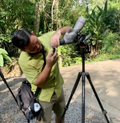 Gids die foto's maakt door een telelens in het Manuel Antonio Nationaal Park Costa Rica