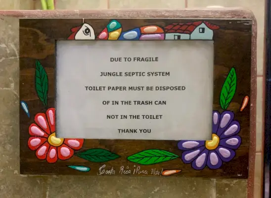 Inloggen Costa Rica Airbnb voor het weggooien van toiletpapier in de prullenbak