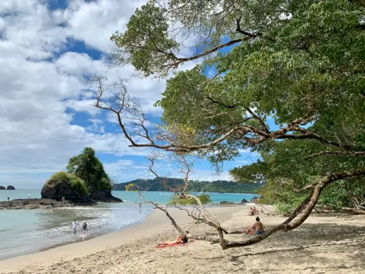 Tropisch strand in handmatig Antonio Nationaal Park Costa Rica