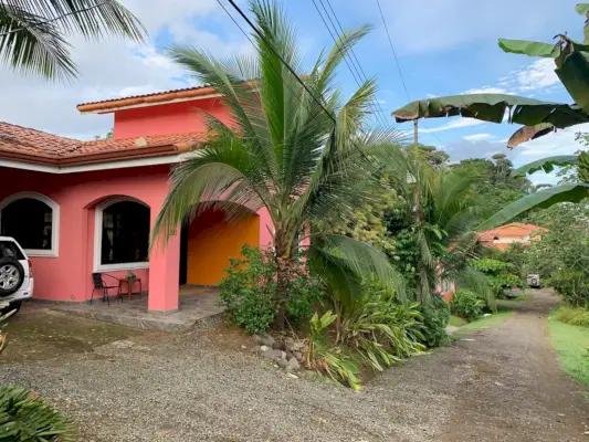 Kleurrijke Airbnb op onverharde weg in Costa Rica