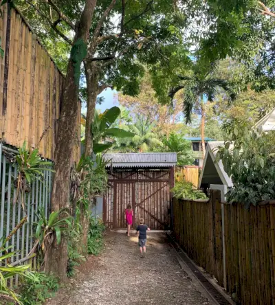 Jonge kinderen rennen tussen bamboehekken in Costa Rica Airbnb