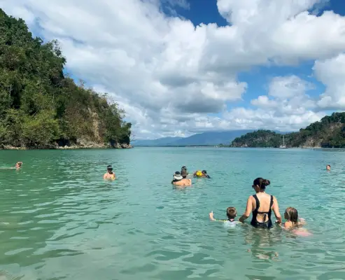Kinderen zwemmen op het strand Playa Biesanz in Manual Antonio Costa Rica