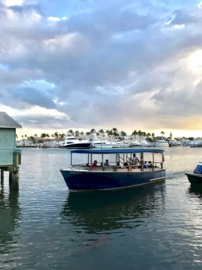 kleine boot die diners ophaalt voor Cap