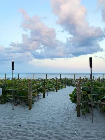 Uitzicht op de oceaan vanaf de eettafel bij Ocean Grill Restaurant en Tiki Bar in Pompano Beach, Florida
