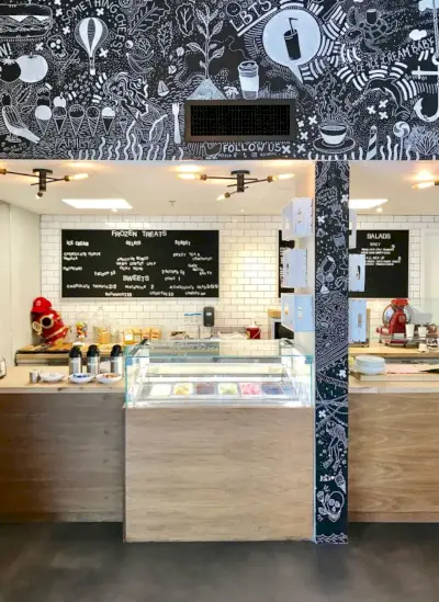 Binnenkant van Bean en Barnacle Gelato met krijttekeningen op de muur