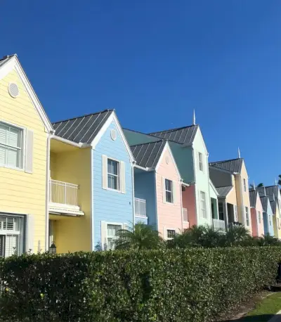 rij kleurrijke pastelkleurige herenhuizen in Lighthouse Point Florida