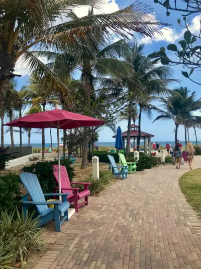 kleurrijke strandstoelen en parasols in Lauderdale By The Sea Florida