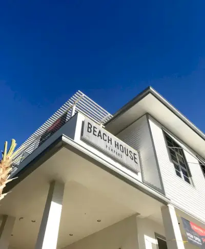 bewegwijzering aan de voorkant bij Beach House-restaurant in Pompano Beach, Florida