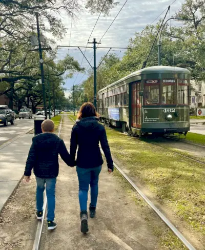 Moeder en kind lopen in de buurt van New Orleans Street Car