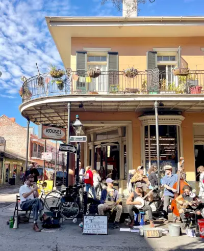 Band speelt op de straathoek in de Franse wijk New Orleans
