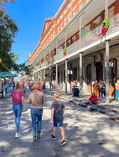 Moeder en kinderen lopen in de Franse wijk New Orleans