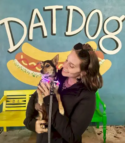 Sherry Holding Chihuahua Voor Dat Dog Muurschildering New Orleans