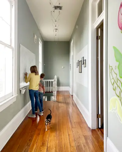 Hondvriendelijke Airbnb in New Orleans Magazine Street met groot whiteboard