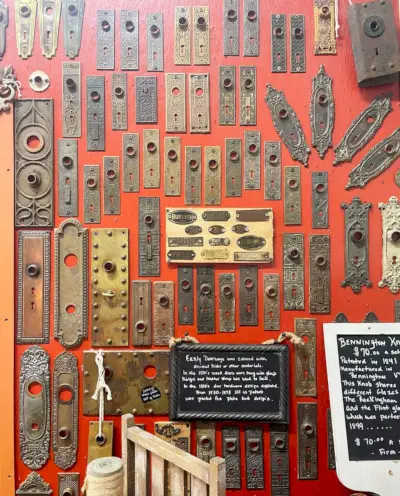 Antieke deurknopplaten op de muur bij H Rault Slotenmakers New Orleans