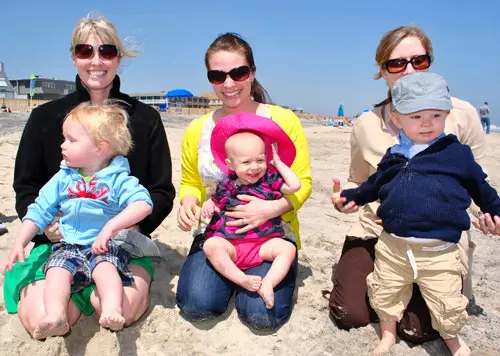 Pasen Drie Kinderen Op Het Strand
