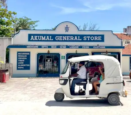 Akumal-winkel met kleine taxi in Mexico
