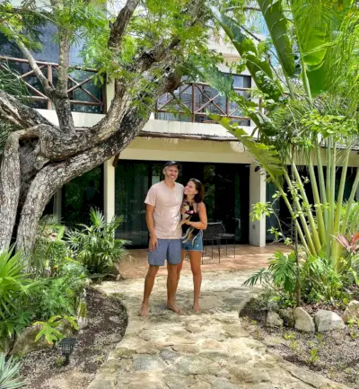 John en Sherry staan bij Arkah Airbnb in Akumal, Mexico