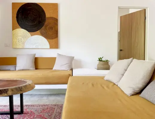 Akumal Airbnb in Mexico met gele loungebanken