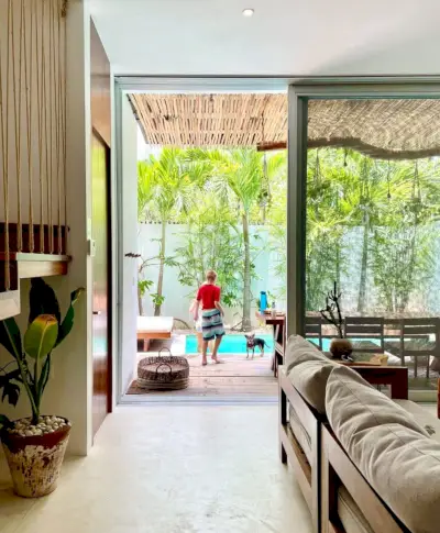 Jongen en hond bij Boho Chic Mexicaans Airbnb-zwembad