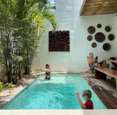 Kinderen spelen John Reading bij Airbnb-zwembad in Tulum, Mexico