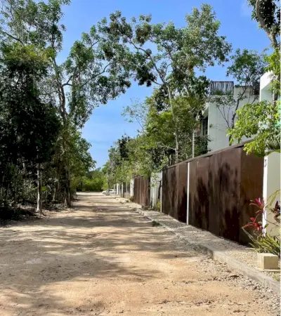 Onverharde straat met gesloten huizen in La Veleta Tulum, Mexico