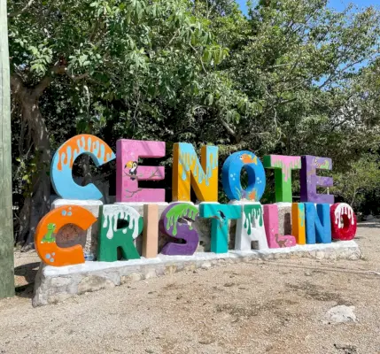 Kleurrijk Teken Voor Cenote Cristalino In Akumal, Mexico