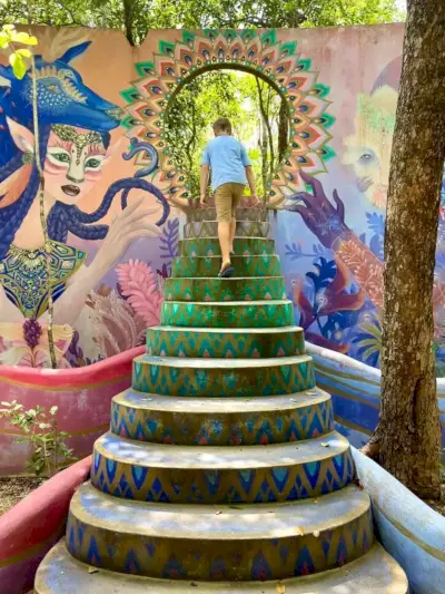 Jongen loopt de trappen op van Holistika Mural Art Walk