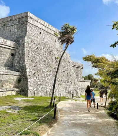 Kinderen lopen voor Castillo bij Tulum Ruins Mexico