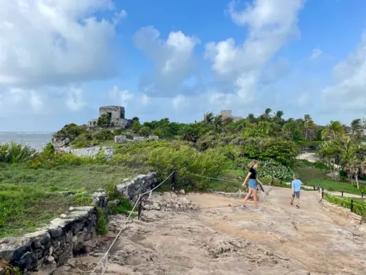 Kinderen lopen bij de ruïnes van Tulum in Mexico