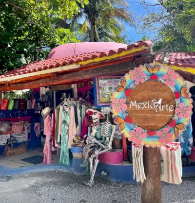 Kleurrijke MexicArt-souvenirwinkel in Akumal, Mexico