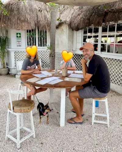 Buiten dineren in Tulum, Mexico met hond onder tafel