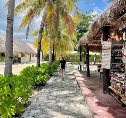Kind loopt door winkelen in Akumal, Mexico