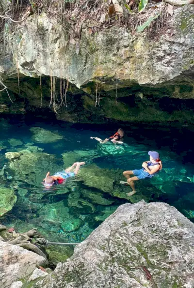 Kinderen zwemmen in Cenote in Yucatan, Mexico