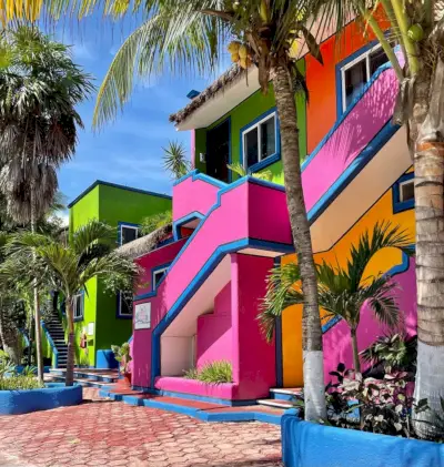 Kleurrijke gebouwen in Akumal Mexico