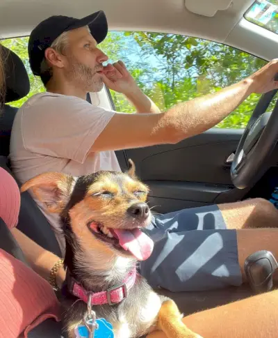 John rijdt door Mexico met Penny The Chorkie