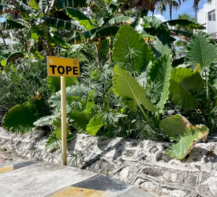 Tope-verkeersdrempelbord in Akumal, Mexico