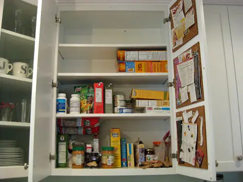 Het organiseren van de kasten van onze nieuwe keuken