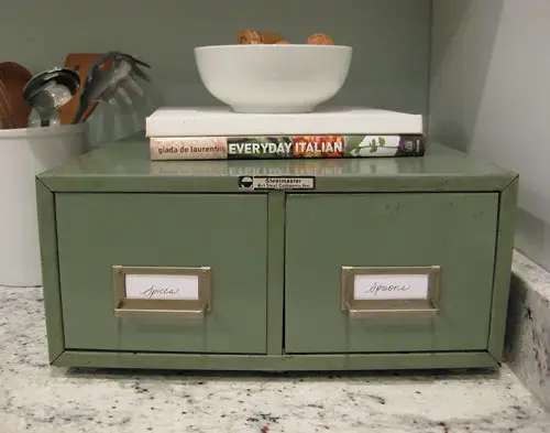 Met behulp van een vintage kaartcatalogus voor keukenkruiden