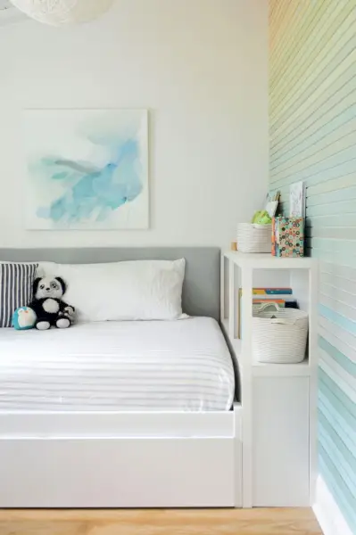 Fiúk ikerágy szövet fejtámlával és szivárványos színátmenetes falfestéssel