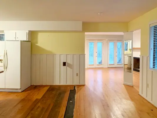 Florida előtt a konyhában az új hálószoba falához