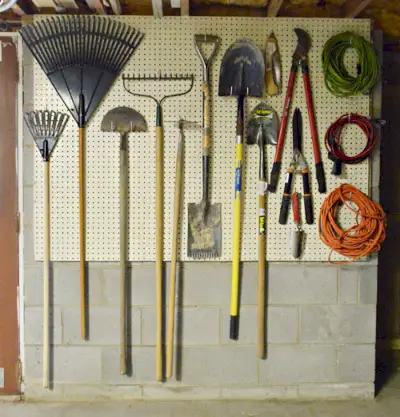 Como organizar ferramentas com um Pegboard