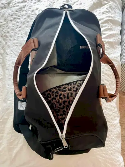 Yatakta paketleme küpleriyle dolu gece spor çantası