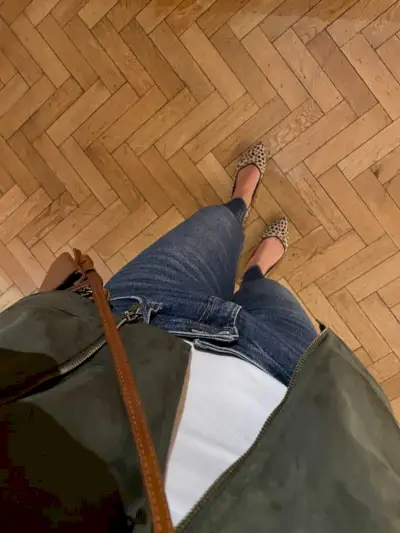 Sherry beyaz atlet, yeşil ceket ve kot pantolon ve leopar desenli ayakkabılar giyiyor