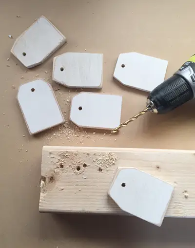 Како направити украсе од дрвета са налепницама за децу