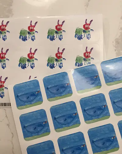 Уметничке налепнице за децу претворене у украсе