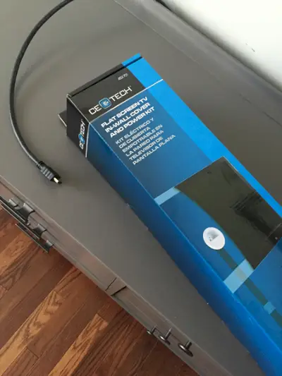 Hoe-TV-draden-in-de-muur-snoer-systeem-box te verbergen