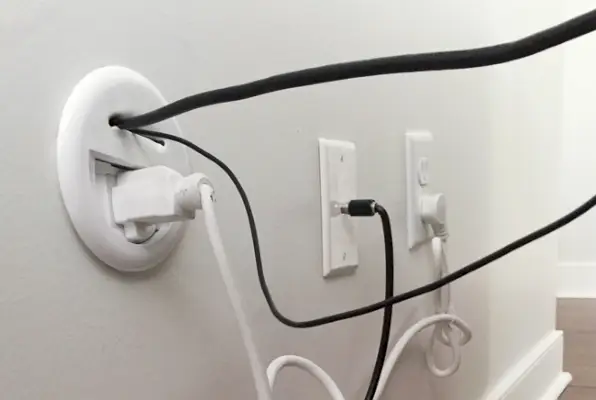 Gemonteerde TV-onderkant-plug-in-muur