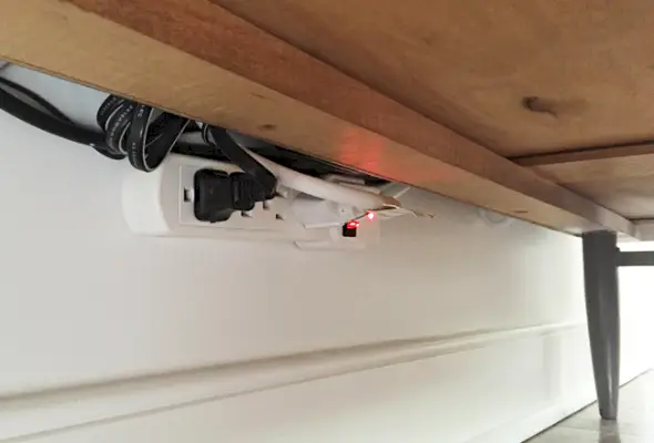 Hoe-TV-draden-Powerstrip-buiten-de-vloer-te-verbergen