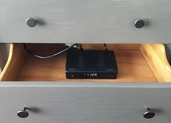 Hoe-tv-draden-kabelbox-in-lade te verbergen